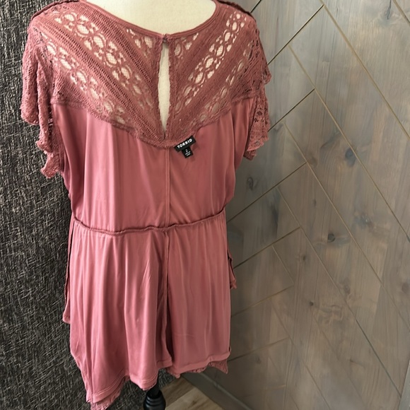 Never worn torrid mauve lace short sleeve top - Picture 4 of 4